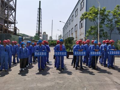 遵守安全生產(chǎn)法    當好第一責(zé)任人 ——公司開展化學(xué)品泄漏綜合應(yīng)急演練
